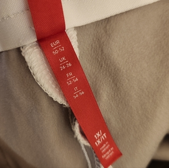 Spanx Crisp White On the GO Kick Capri Pants Size 1X Plus Size - Picture 10 of 10